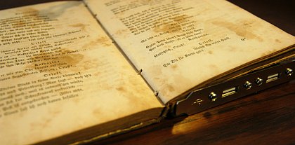 "Alte Bücher im Netz" - zu sehen ist eine Ausgabe der Dramen von Karl F. Gutzkow von 1847, die sinnbildlich per "USB-Anschluss angezapft wird". (Foto: Dr. Jörg Ritter)