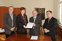 Rektor Grecksch erhält aus den Händen
der Commerzbank-Direktorin Antje Garbe die Stiftungsurkunde
außen links: Prorektor Reinhard Neubert,
ganz rechts: Commerzbank-Direktor Thomas Heyder