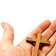 Eine Hand hält ein Kreuz (Foto: Fotolia © hepatus)
