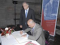 Der armenische Botschafter trug sich vor der Veranstaltung in das Goldene Buch der Stadt Halle ein. Speziell aus diesem Anlass hatte es die Integrationsbeauftragte der Stadt Halle, Petra Schneutzer, im Auftrag der Oberbürgermeisterin in das Händelhaus gebracht.
(Foto: Eurocon e. V. Berlin)