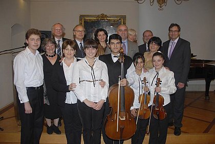 Das armenische Jugendensemble „Kammerton“ aus Jerewan begeisterte die Zuhörer unter der Leitung von Hasmik Hakobyan. Die jungen hochbegabten Künstler gaben in Halle bereits öfter Kostproben ihres meisterlichen Könnens und wurden stets von einem begeisterten Publikum gefeiert.
(Foto: Eurocon e. V. Berlin)