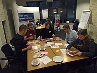 Studenten spielen das Process-Flow-Spiel der GISA. 