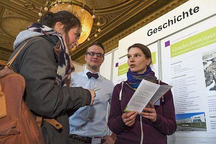 Beratungssituation in der Aula der Uni Halle