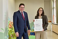 Prof. Dr. Christian Tietje, Rektor und Dr. Andrea Ritschel, Leiterin Familienbro (Foto: Markus Scholz)