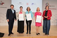 Zertifikatsübergabe in Berlin: Rektorin Prof.in Dr.in Claudia
Becker (Zweite von links) mit weiteren Hochschulvertreterinnen
und Mareike Wulf, Parlamentarische Staatssekretärin im
Bundesfamilienministerium (rechts im Bild).
Foto: Jens Schicke / berufundfamilie Service GmbH